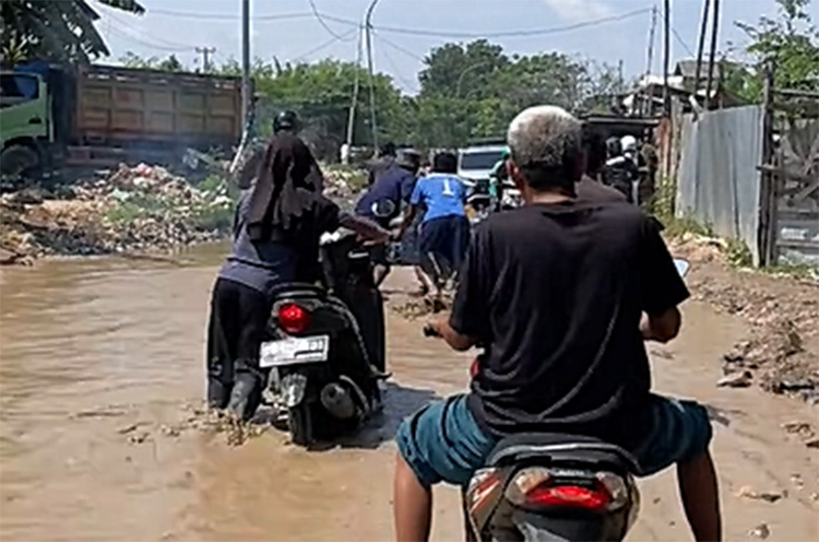 Warga Kecamatan Cibitung, Kabupaten Bekasi, mengungkapkan kekesalannya terkait proyek pembangunan Jalan Raya Kali Cikarang Bekasi Laut (CBL) di Desa Sukajaya yang belum selesai hingga kini. Kondisi jalan yang rusak parah dan dipenuhi genangan air membuat aktivitas warga terganggu, terutama bagi pengendara roda dua.