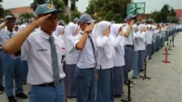 Rencana Pemerintah Provinsi Jawa Barat untuk menambah jumlah siswa maksimal menjadi 50 orang per kelas di SMA/SMK Negeri pada tahun ajaran 2025/2026 menuai kritik dari berbagai pihak, salah satunya dari Badan Musyawarah Perguruan Swasta (BMPS) Kabupaten Bekasi