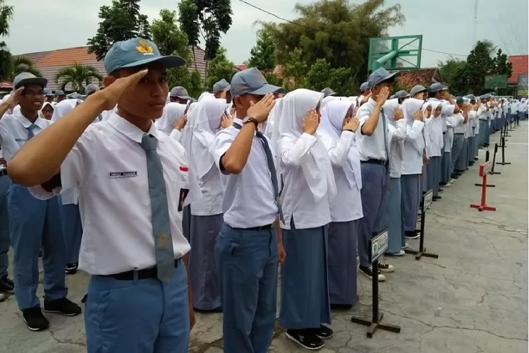 Rencana Pemerintah Provinsi Jawa Barat untuk menambah jumlah siswa maksimal menjadi 50 orang per kelas di SMA/SMK Negeri pada tahun ajaran 2025/2026 menuai kritik dari berbagai pihak, salah satunya dari Badan Musyawarah Perguruan Swasta (BMPS) Kabupaten Bekasi
