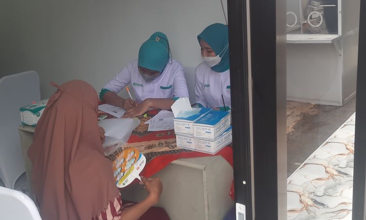 Upaya Pemerintah Desa Sukadami, Kecamatan Cikarang Selatan, Kabupaten Bekasi bersama Puskesmas setempat dalam menekan angka kasus tuberkulosis (TB) menunjukkan hasil yang signifikan. Hingga Juni 2025, jumlah pasien gejala TBC di desa tersebut tercatat hanya sebanyak 217 orang, menurun drastis dibanding tahun-tahun sebelumnya.