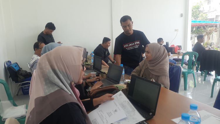 Ketua RW 019 Desa Sukadami, Kecamatan Cikarang Selatan Kabupaten Bekasi, Zaeni Akbar saat mendampingi warganya yang memanfaatkan layanan jemput bola administrasi kependudukan (Adminduk) di acara Pesta Rakyat yang digelar untuk memperingati Hari Jadi RW 019.