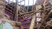 Sebuah rumah permanen milik Soleh, warga Kampung Cikarang Jati, RT 002/RW 001, Desa Sukajaya, Kecamatan Cibitung, Kabupaten Bekasi, ambruk pada Senin (07/07) malam. Peristiwa ini terjadi sesaat setelah hujan lebat mengguyur wilayah tersebut.