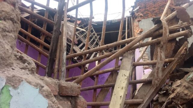 Sebuah rumah permanen milik Soleh, warga Kampung Cikarang Jati, RT 002/RW 001, Desa Sukajaya, Kecamatan Cibitung, Kabupaten Bekasi, ambruk pada Senin (07/07) malam. Peristiwa ini terjadi sesaat setelah hujan lebat mengguyur wilayah tersebut.