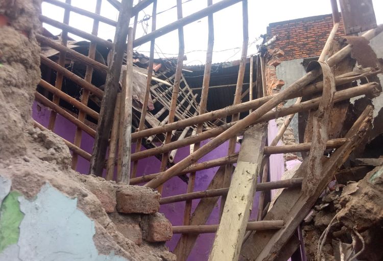 Sebuah rumah permanen milik Soleh, warga Kampung Cikarang Jati, RT 002/RW 001, Desa Sukajaya, Kecamatan Cibitung, Kabupaten Bekasi, ambruk pada Senin (07/07) malam. Peristiwa ini terjadi sesaat setelah hujan lebat mengguyur wilayah tersebut.