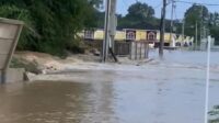Banjir menggenangi Perumahan The Arthera Hill Ekstension di Desa Jayasampurna, Kecamatan Serang Baru, Kabupaten Bekasi, Selasa (08/07). Luapan air dari Kali Cikarang kembali merendam ratusan rumah, perabotan, dan memutus aktivitas warga di kawasan tersebut.