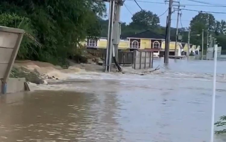 Banjir menggenangi Perumahan The Arthera Hill Ekstension di Desa Jayasampurna, Kecamatan Serang Baru, Kabupaten Bekasi, Selasa (08/07). Luapan air dari Kali Cikarang kembali merendam ratusan rumah, perabotan, dan memutus aktivitas warga di kawasan tersebut.