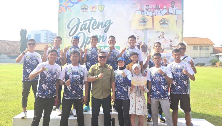 Tim atletik Kabupaten Bekasi tampil sebagai Juara Umum dalam Kejuaraan Nasional (Kejurnas) Jawa Tengah (Jateng) Open 2025 dengan mengumpulkan total 6 medali emas dan 2 medali perak, mengungguli daerah-daerah lainnya.
