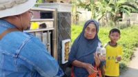 Ratusan ekor ikan cupang dibagikan secara gratis kepada warga di Desa Sriamur, Kecamatan Tambun Utara, Kabupaten Bekasi, sebagai langkah pencegahan penyakit Demam Berdarah Dengue (DBD).