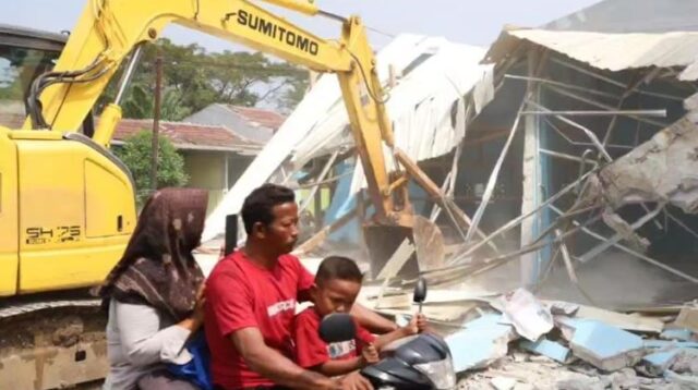 Sebanyak 420 bangunan liar yang berdiri di atas saluran irigasi dan bantaran sungai di wilayah Kecamatan Babelan, Kabupaten Bekasi ditertibkan oleh Satuan Polisi Pamong Praja (Satpol PP) Kabupaten Bekasi. Penertiban ini dilakukan di dua jalur utama, yakni jalur Pulo Timaha hingga perbatasan Desa Kedung Jaya, serta jalur Pulo Timaha dari Gabus Pucung menuju perbatasan Kampung Bogor, Kecamatan Tarumajaya.