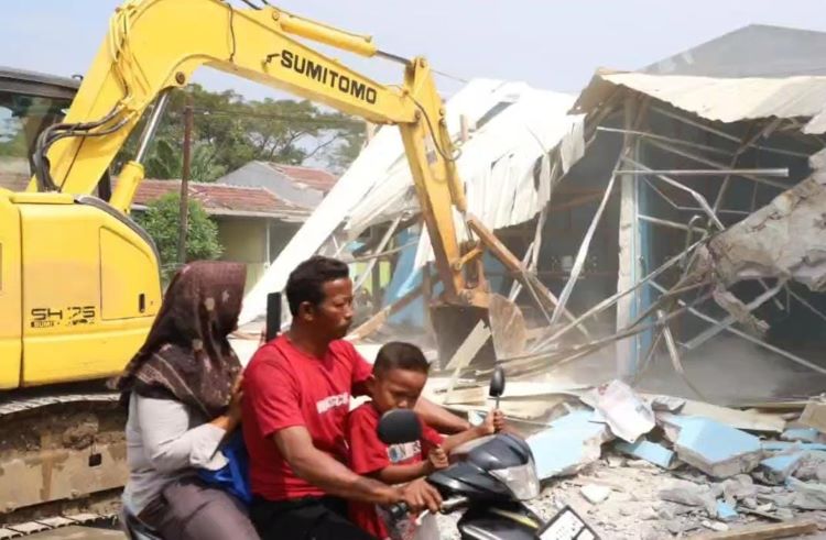 Sebanyak 420 bangunan liar yang berdiri di atas saluran irigasi dan bantaran sungai di wilayah Kecamatan Babelan, Kabupaten Bekasi ditertibkan oleh Satuan Polisi Pamong Praja (Satpol PP) Kabupaten Bekasi. Penertiban ini dilakukan di dua jalur utama, yakni jalur Pulo Timaha hingga perbatasan Desa Kedung Jaya, serta jalur Pulo Timaha dari Gabus Pucung menuju perbatasan Kampung Bogor, Kecamatan Tarumajaya.