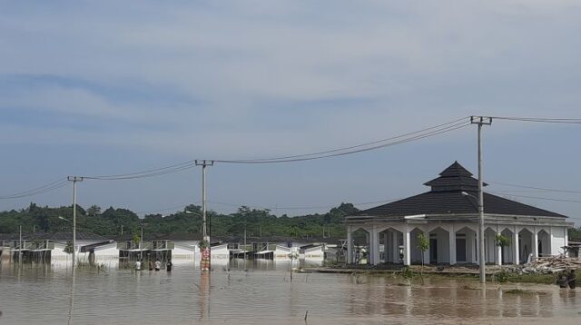 Banjir kembali menggenangi Perumahan The Arthera Hill Ekstension di Desa Jayasampurna, Kecamatan Serang Baru, Kabupaten Bekasi. Luapan air dari Kali Cikarang merendam ratusan rumah, perabotan, dan memutus aktivitas warga di kawasan tersebut