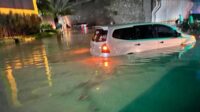 Hujan deras yang mengguyur Kabupaten Bekasi sejak Senin (07/07) sore pada hingga malam membuat sejumlah titik ruas jalan terendam banjir. Salah satunya adalah Perempatan Kota Deltamas di Desa Hegarmukti, Kecamatan Cikarang Pusat, Kabupaten Bekasi.