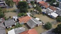 Banjir kembali melanda permukiman warga di Kampung Kali Ulu, Desa Karangraharja, Kecamatan Cikarang Utara, Kabupaten Bekasi. Air mulai menggenangi rumah-rumah warga sejak Senin (08/07) malam pukul 23.00 WIB akibat meluapnya Kali Ulu