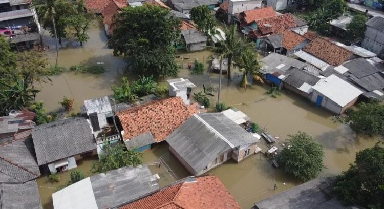 Banjir kembali melanda permukiman warga di Kampung Kali Ulu, Desa Karangraharja, Kecamatan Cikarang Utara, Kabupaten Bekasi. Air mulai menggenangi rumah-rumah warga sejak Senin (08/07) malam pukul 23.00 WIB akibat meluapnya Kali Ulu