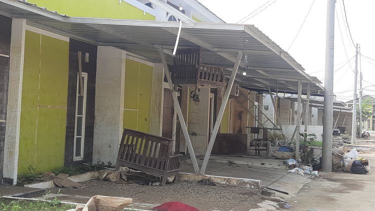 Bupati Bekasi, Ade Kuswara Kunang, menegaskan bahwa penanganan banjir di Perumahan The Arthera Hill Ekstension, Desa Jayasampurna, Kecamatan Serang Baru, Kabupaten Bekasi, sepenuhnya masih menjadi tanggung jawab pihak pengembang. Menurutnya, masalah banjir yang terus terjadi di kawasan tersebut disebabkan oleh kesalahan dalam perencanaan pembangunan perumahan.