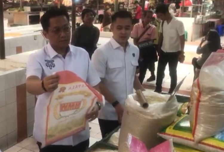 Satuan Tugas (Satgas) Pangan Kabupaten Bekasi menemukan praktik curang penjualan beras yang dilakukan oleh sejumlah pedagang di wilayahnya. Dalam inspeksi mendadak (sidak) yang dilakukan di pasar modern Grandwisata, Kecamatan Tambun Selatan, para pedagang kedapatan menjual beras curah jenis medium yang dikemas ulang menjadi beras premium dengan berbagai merek.