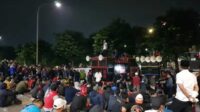 Aksi unjuk rasa yang dilakukan oleh Federasi Serikat Pekerja Metal Indonesia (FSPMI) dan Aliansi Buruh Bekasi Melawan (BBM) kembali berlangsung di depan PT Yamaha Music Manufacturing Asia (YMMA) di kawasan industri MM2100, Cikarang Barat, Kabupaten Bekasi, pada Kamis (03/07). Hingga pukul 21.30 WIB, massa aksi masih bertahan di depan gerbang perusahaan untuk menyuarakan tuntutannya.