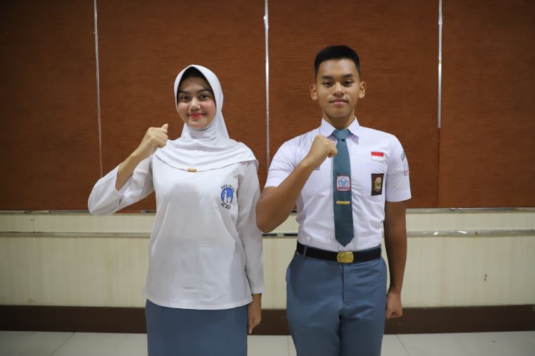 Dua pelajar asal Kabupaten Bekasi, yakni Andi Java Ibnu Hajar Sinjaya (kanan) terpilih sebagai Capaska tingkat Nasional, serta Fajrea Zaina Nafisha menjadi Capaska tingkat Provinsi sekaligus cadangan tingkat Nasional tahun 2025.