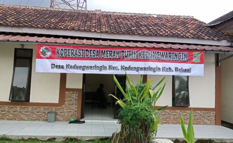 Koperasi Desa (kopdes) Merah Putih Kedungwaringin menjadi salah satu dari dua kopdes merah putih di Kabupaten Bekasi yang akan menjadi percontohan (mock up) saat peluncuran koperasi merah putih secara nasional oleh Presiden Prabowo Subianto.