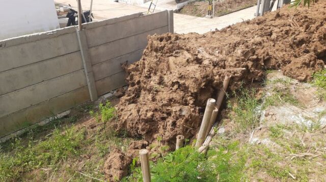 Kondisi dinding panel beton yang dipasang pengembang sebagai upaya mitigasi banjir di Perumahan Arthera Hill Ekstension yang jebol pasca diterjang luapan Kali Cikarang pada banjir keenam pada tanggal 8 Juli 2025 lalu.