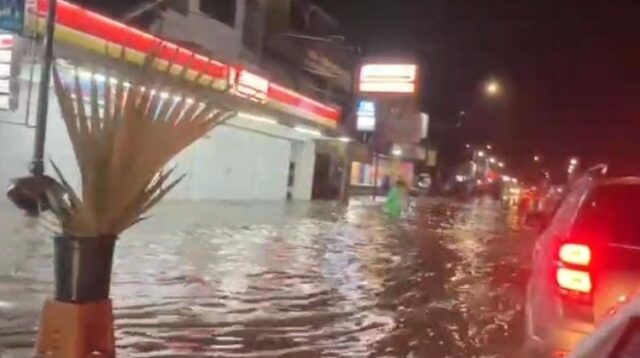 Hujan deras yang mengguyur wilayah Kabupaten Bekasi sejak Senin (07/07) sore telah menyebabkan banjir di sejumlah kawasan, termasuk kawasan perumahan elite Jababeka yang terletak di Desa Mekarmukti, Kecamatan Cikarang Utara. Banjir ini disebabkan oleh luapan Sungai Cilemahabang yang tidak mampu menampung debit air hujan.