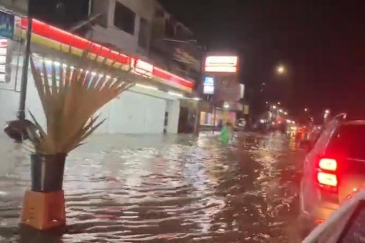 Hujan deras yang mengguyur wilayah Kabupaten Bekasi sejak Senin (07/07) sore telah menyebabkan banjir di sejumlah kawasan, termasuk kawasan perumahan elite Jababeka yang terletak di Desa Mekarmukti, Kecamatan Cikarang Utara. Banjir ini disebabkan oleh luapan Sungai Cilemahabang yang tidak mampu menampung debit air hujan.
