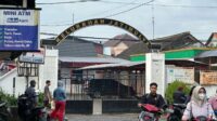 Pemerintah Kabupaten Bekasi berencana untuk merelokasi kantor Kelurahan Jatimulya yang berlokasi di Jalan Toyogiri Selatan ke area fasilitas sosial dan fasilitas umum (fasos dan fasum) di RW 015 Perumahan Jatimulya. Namun rencana ini mendapat penolakan dari warga. Atas dasar itu, DPRD Kabupaten Bekasi merekomendasikan agar kantor kelurahan yang baru dibangun di lokasi alternatif yang terletak di wilayah RW 016 Perumahan Pondok Timur Indah.