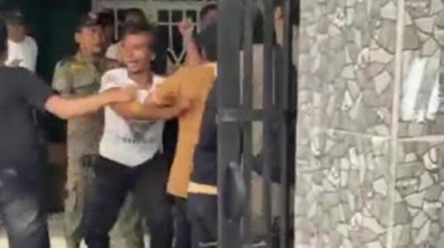 Seorang pemuda berinisial RD (35) nyaris babak belur setelah menjadi sasaran amuk warga di Kampung Pulo Bambu, RT 01/01, Desa Karangbahagia, Kecamatan Karangbahagia, Kabupaten Bekasi, pada Senin (30/06).