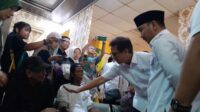 Menteri Kesehatan RI, Budi Gunadi Sadikin didampingi Bupati Bekasi Ade Kuswara Kunang saat melakukan kunjungan kerja ke Kecamatan Serang Baru, Kabupaten Bekasi, pada Rabu (23/07). Dia menargetkan agar pada tahun 2030, penyakit kusta dapat tereliminasi sepenuhnya dari wilayah Kabupaten Bekasi.