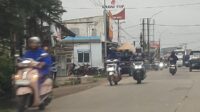 Sejumlah kendaraan roda dua melawan arus di Jalan KH Raden Ma'mun Nawawi, Desa Sukadami, Cikarang Selatan, Kabupaten Bekasi.