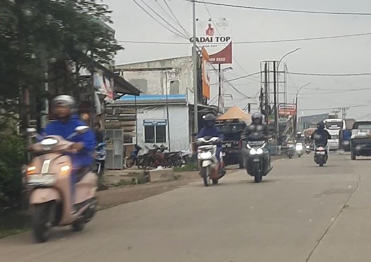 Sejumlah kendaraan roda dua melawan arus di Jalan KH Raden Ma'mun Nawawi, Desa Sukadami, Cikarang Selatan, Kabupaten Bekasi.