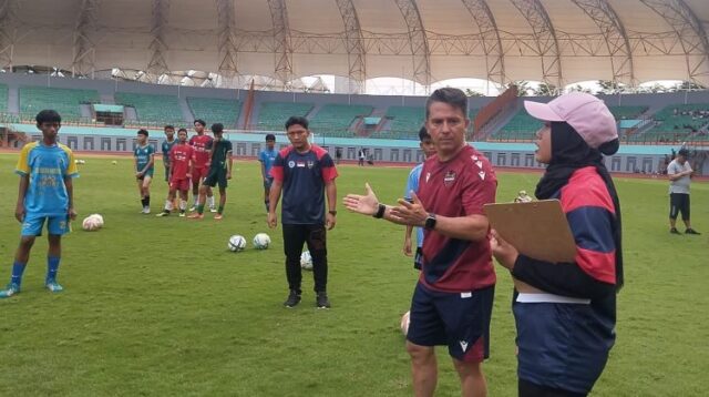Ratusan pemain sepakbola muda berbakat di Kabupaten Bekasi berkompetisi memperebutkan kesempatan emas untuk bergabung dalam program pembinaan di akademi sepakbola Levante Spanyol di Stadion Wibawamukti, Serjaya, Cikarang Timur.