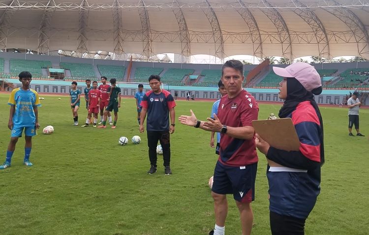 Ratusan pemain sepakbola muda berbakat di Kabupaten Bekasi berkompetisi memperebutkan kesempatan emas untuk bergabung dalam program pembinaan di akademi sepakbola Levante Spanyol di Stadion Wibawamukti, Serjaya, Cikarang Timur.