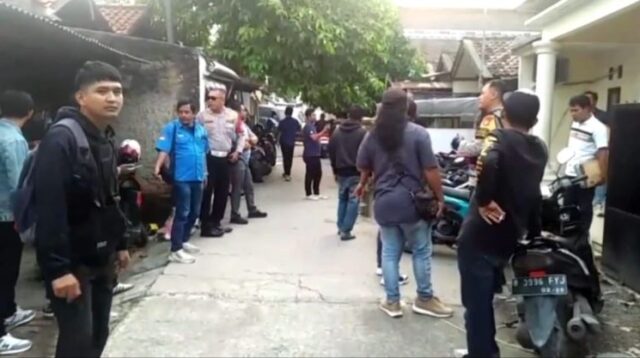 Sejumlah warga yang diduga menjadi korban penipuan oleh lembaga penyalur kerja mendatangi LPK Januar Persada Nusantara di Kampung Pulo Kapuk RT 001 RW 005, Desa Mekarmukti, Kecamatan Cikarang Utara, Kabupaten Bekasi, Kamis (11/07) kemarin. Mereka menuntut ganti rugi agar uang mereka dikembalikan lantaran pekerjaan yang dijanjikan tak kunjung diberikan.