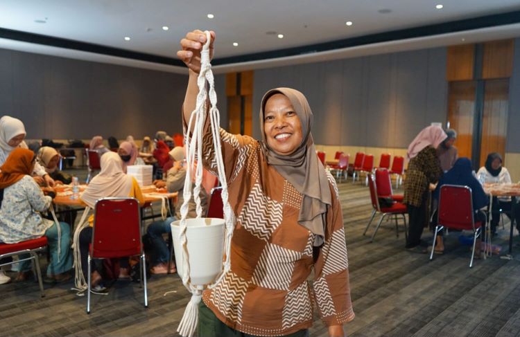 PT Lippo Cikarang Tbk. (LPCK), pengembang kawasan berstandar internasional Lippo Cikarang Cosmopolis (LCC), kembali menunjukkan komitmennya terhadap pemberdayaan masyarakat lokal melalui program pelatihan keterampilan bertajuk ‘Macrame Bikin Bangga'