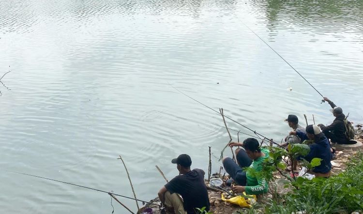 Warga Kabupaten Bekasi yang kerap pergi memancing atau angler diimbau untuk lebih berhati-hati. Pasalnya, sindikat pencurian kendaraan bermotor (curanmor) sering mengincar kendaraan yang terparkir jauh dari pengawasan pemilik, termasuk di lokasi pemancingan.