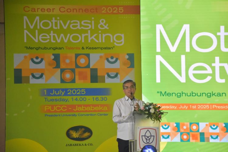 Menteri Ketenagakerjaan Republik Indonesia Yassierli saat menghadiri acara seminar dan networking bertajuk Career Connect 2025: Motivasi & Networking di aula Gedung President University Convention Center, Desa Simpangan, Kecamatan Cikarang Utara, Kabupaten Bekasi, Selasa (01/07)