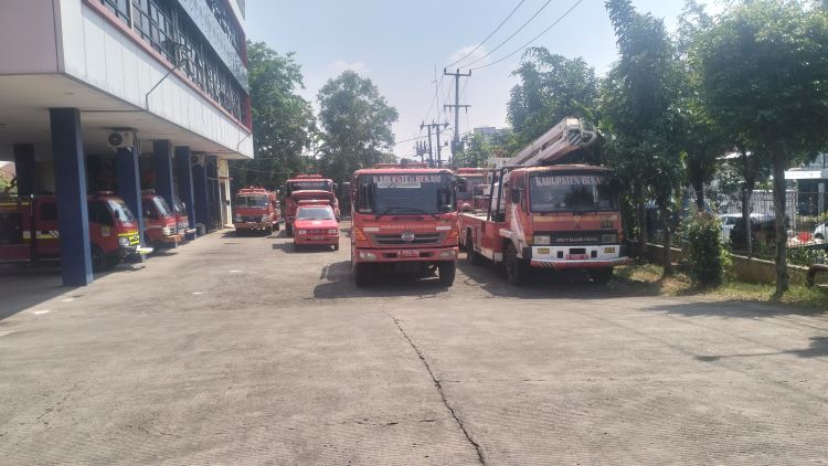 Dinas Pemadam Kebakaran dan Penyelamatan (Disdamkarmat) Kabupaten Bekasi kembali memperkuat armadanya dengan mendatangkan satu unit mobil pemadam kebakaran baru. Disisi lain, kebutuhan akan personel pemadam kebakaran dinilai masih jauh dari cukup mengingat luas wilayah dan tingkat kerawanan kebakaran di Kabupaten Bekasi.