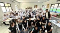 Mahasiswa dari kelas Communication 2 President University mengadakan kegiatan sosial bertajuk “NutriFun – A Plate of Wellness” di SMPN 2 Cikarang Utara. Acara yang berlangsung pada Rabu (23/07) ini bertujuan untuk memberikan edukasi kepada siswa mengenai pentingnya gizi seimbang serta keterampilan berbicara di depan umum (public speaking) sebagai bekal masa depan.