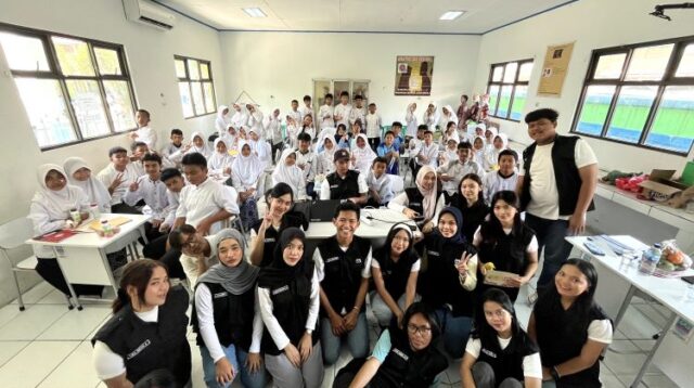 Mahasiswa dari kelas Communication 2 President University mengadakan kegiatan sosial bertajuk “NutriFun – A Plate of Wellness” di SMPN 2 Cikarang Utara. Acara yang berlangsung pada Rabu (23/07) ini bertujuan untuk memberikan edukasi kepada siswa mengenai pentingnya gizi seimbang serta keterampilan berbicara di depan umum (public speaking) sebagai bekal masa depan.