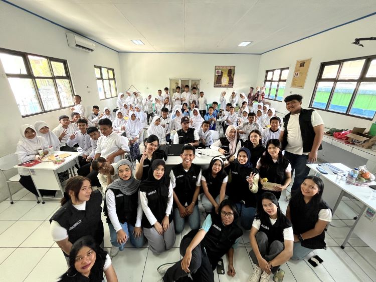 Mahasiswa dari kelas Communication 2 President University mengadakan kegiatan sosial bertajuk “NutriFun – A Plate of Wellness” di SMPN 2 Cikarang Utara. Acara yang berlangsung pada Rabu (23/07) ini bertujuan untuk memberikan edukasi kepada siswa mengenai pentingnya gizi seimbang serta keterampilan berbicara di depan umum (public speaking) sebagai bekal masa depan.