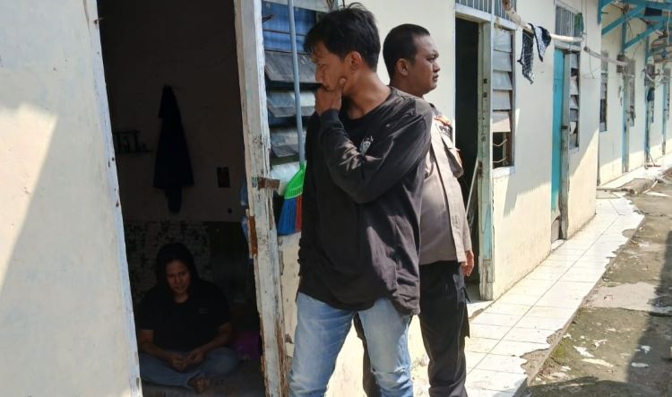 Seorang pria asal Malang, Jawa Timur, menjadi korban pemalakan disertai intimidasi setelah membatalkan pesanan jasa prostitusi online melalui aplikasi MiChat. Insiden ini terjadi di sebuah kontrakan di Jalan Pangeran Jayakarta, Desa Mekar Mukti, Kecamatan Cikarang Utara, Kabupaten Bekasi, pada Minggu (06/07).