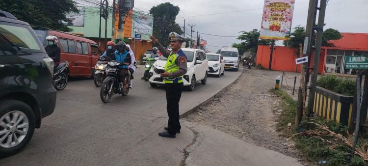Untuk mengatasi kemacetan yang sering terjadi di pertigaan Bah Kilong, Jalan KH. Raden Ma'mun Nawawi, Desa Sukasari, Kecamatan Serang Baru, Kabupaten Bekasi, pihak kepolisian akan melakukan uji coba rekayasa lalu lintas. Langkah ini akan dimulai pada Senin (28/07) pagi, pukul 06.00 hingga 08.00 WIB.