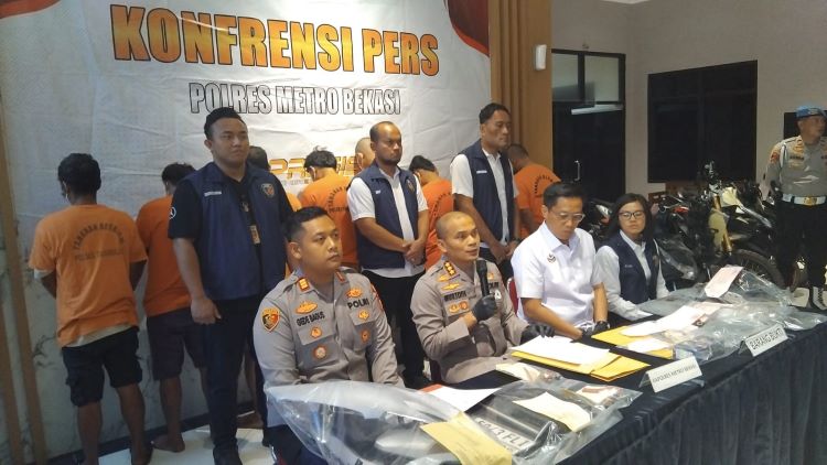 Kepolisian berhasil menangkap empat rampok yang menyatroni sebuah rumah di Kampung Bojong Jaya, Desa Samudra Jaya, Kecamatan Tarumajaya, Kabupaten Bekasi. Dalam aksi kejahatan tersebut, pelaku menyekap seorang ibu rumah tangga dan mengancamnya dengan senjata tajam.