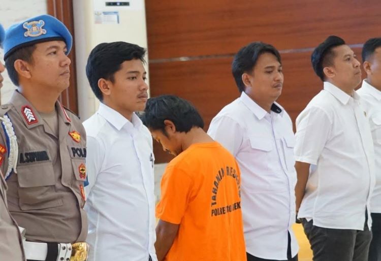 Kepolisian berhasil mengungkap kasus kekerasan seksual terhadap seorang anak perempuan berusia 13 tahun berinisial NAS di Cikarang Selatan, Kabupaten Bekasi. Pelaku, RS (34), yang merupakan ayah tiri korban, ditangkap setelah sempat melarikan diri dan bersembunyi di Kampung Burujul, Cisempur, Cibalong, Kabupaten Tasikmalaya pada 8 Juli 2025 sekitar pukul 14.00 WIB.