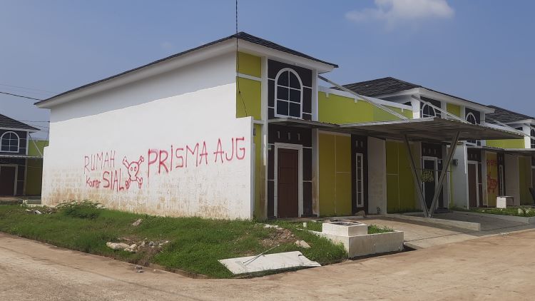 Perumahan The Arthera Hill Esktension di Desa Jayasampurna, Kecamatan Serang Baru kembali menjadi sorotan setelah diterjang banjir sebanyak enam kali dalam kurun waktu satu tahun sejak dibangun. Ratusan warga yang semula bertahan akhirnya menyerah dan memilih meninggalkan rumah mereka, menyisakan hanya sebagian kecil yang bertahan karena alasan biaya.