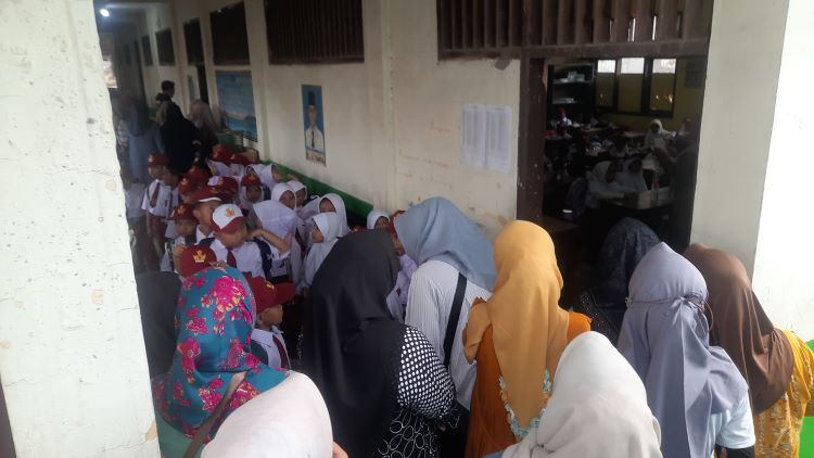 Hari pertama masuk sekolah tahun ajaran baru 2025/2026 menjadi momen penuh antusiasme, khususnya bagi para orang tua siswa baru tingkat Sekolah Dasar (SD) di Cikarang, Kabupaten Bekasi. Pemandangan ini terlihat di beberapa sekolah, di mana para orang tua datang lebih pagi untuk mendampingi anak-anak mereka, seperti halnya di SD Negeri Sukadami 04, Kecamatan Cikarang Selatan.