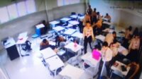 Tangkapan layar siswa sekolah menengah kejuruan (SMK) Ananda Mitra Industri Deltamas, Cikarang Pusat Kabupaten Bekasi menjadi korban dugaan kekerasan temannya saat jam pelajaran sekolah di kelas