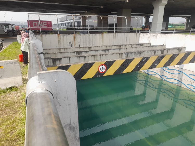 Sebuah underpass di kawasan industri MM2100, Cikarang Barat, Kabupaten Bekasi menjadi viral setelah air yang menggenang di lokasi tersebut dijadikan tempat berenang oleh anak-anak sekitar.