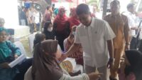 Wakil Menteri Kesehatan Republik Indonesia, dr. Dante Saksono Harbuwono saat berdialog dengan sejumlah pasien dengan gejala TB di acara "Gerakan Bersama Desa/Kelurahan Siaga TB" yang digelar di Desa Sukadami, Cikarang Selatan, Kabupaten Bekasi, Senin (15/07) kemarin.